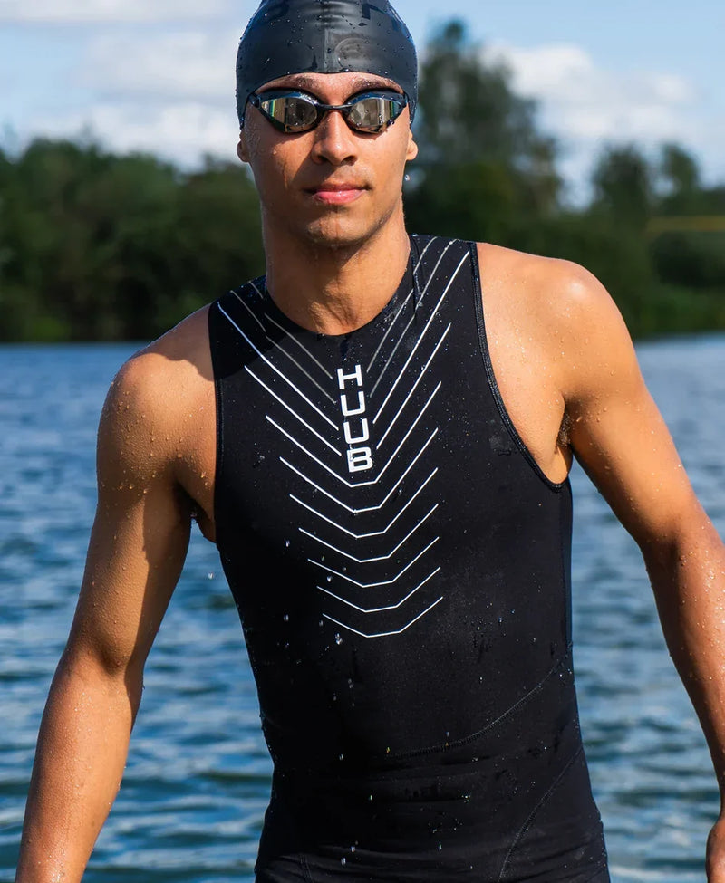 Homem vestindo swimskin HUUB saindo da água em lago